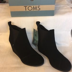 TOMS. Kelsey black suede wedge boot